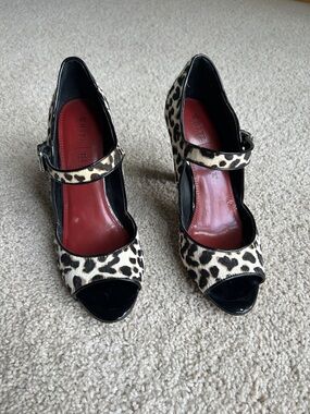 WHITE HOUSE BLACK MARKET OPEN TOE LEOPARD PRINT PONY HAIR HEELS